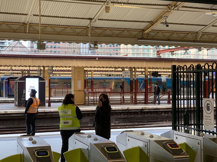 403例!! 口罩令第一天! 墨尔本街头实拍!! 超市不戴不给进! 仍有"反口罩主义者"执迷不悟...
